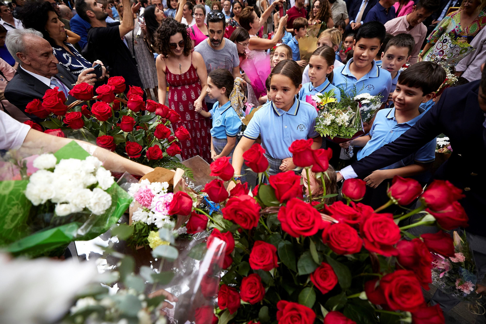 Granada se vuelca con la ofrenda floral en la Basílica de la Virgen de las Angustias