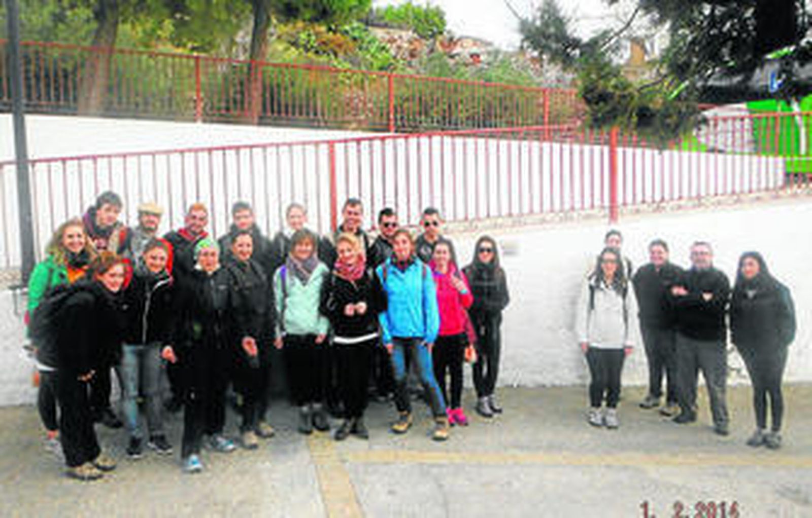 Los senderistas a su llegada a Enix, minutos antes de iniciar el recorrido.