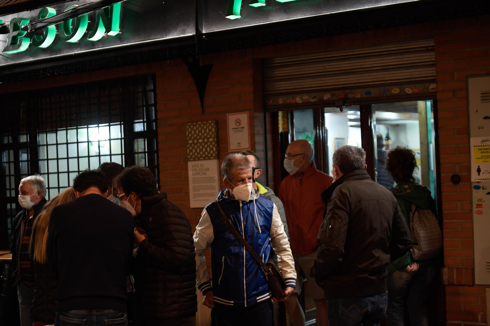 Fotos de los bares de Granada cerrando a las 22:00 horas