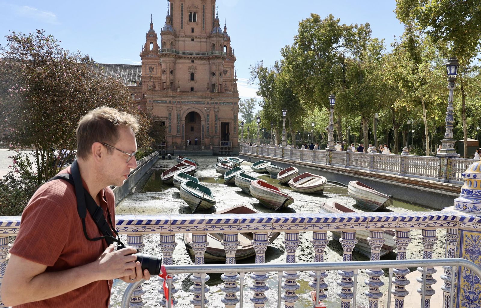 Vaciado de la ría de la Plaza de España para su liemza y restauración