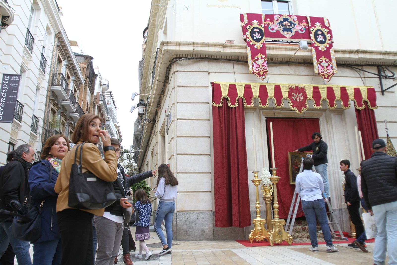 El centro se llena de altares para acoger la Magna  Rociera