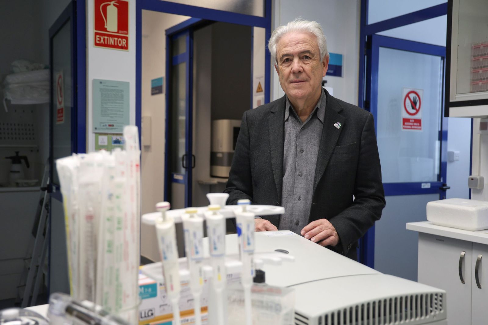 Emilio Alba, jefe de Oncología Médica del Clínico de Málaga, posa en un laboratorio del CIMES.