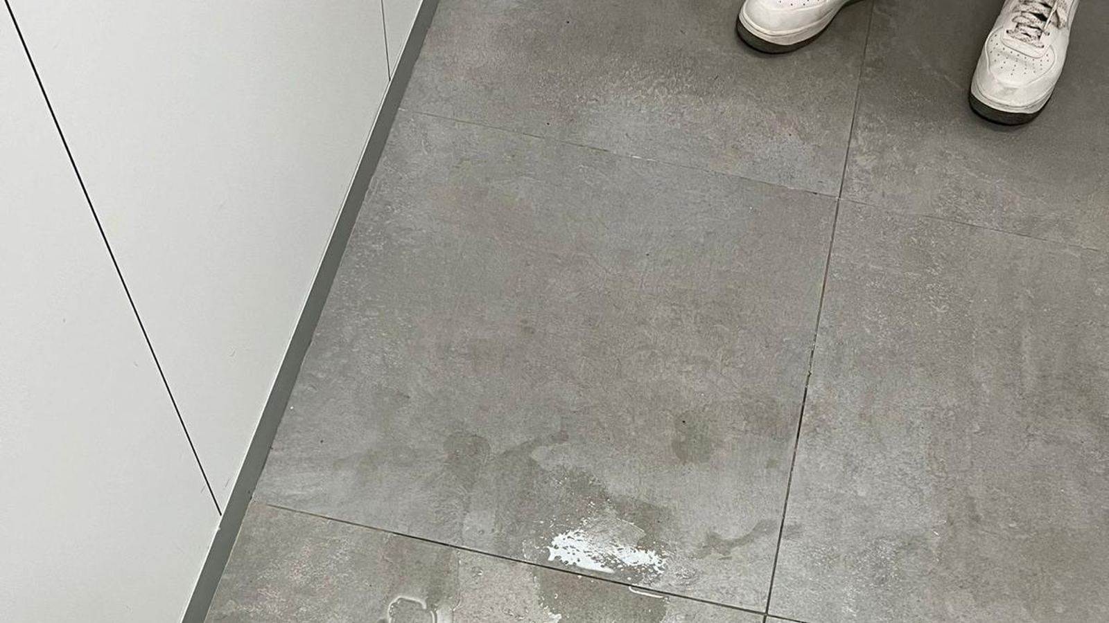 Ascensor mojado de agua de la piscina.