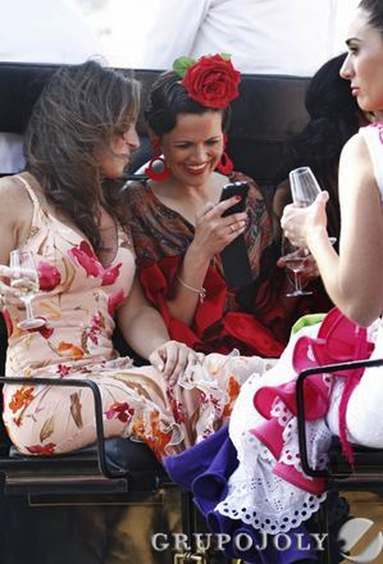 Jovenes montadas en un coche de caballos.

Foto: B.Vargas