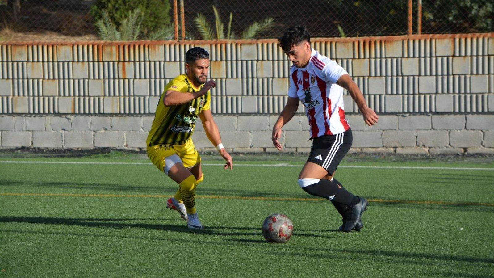 Fran Perujo presiona a un rival durante el encuentro disputado en la ida.
