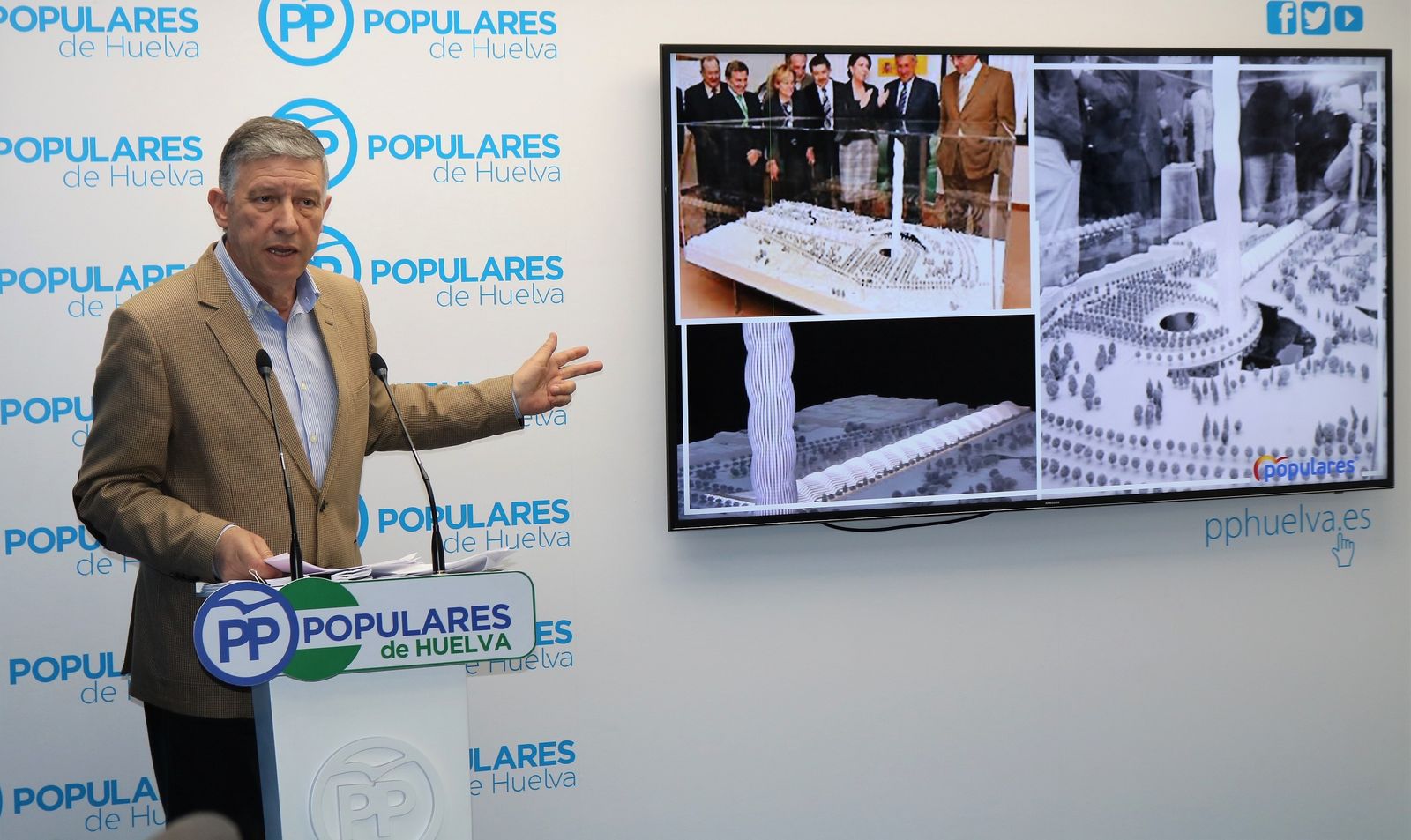 Carmelo Romero muestra varias imágenes de la presentación en 2007, por parte de la entonces ministra de Fomento, Magdalena Álvarez, de las maquetas de la estación del AVE de Calatrava.