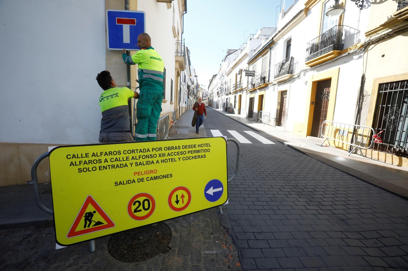 La reapertura al tráfico del primer tramo de la calle Alfaros, en imágenes
