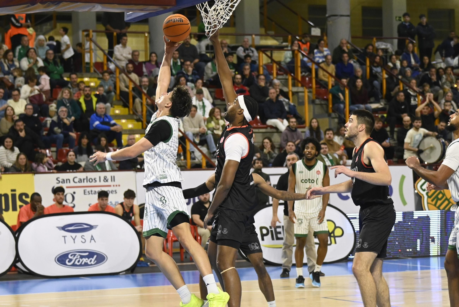 Las mejores fotos del ambiente en Vista Alegre para el Coto Córdoba - Círculo Gijón