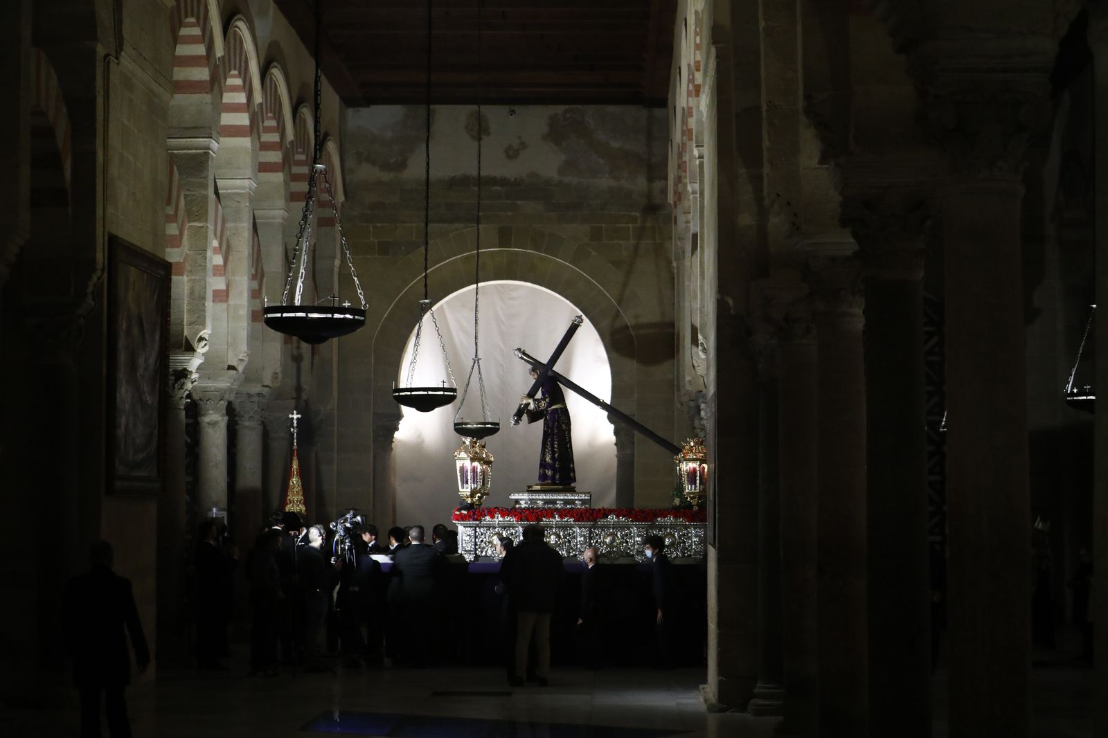 El vía crucis de las hermandades de Córdoba con el Señor del Calvario, en imágenes