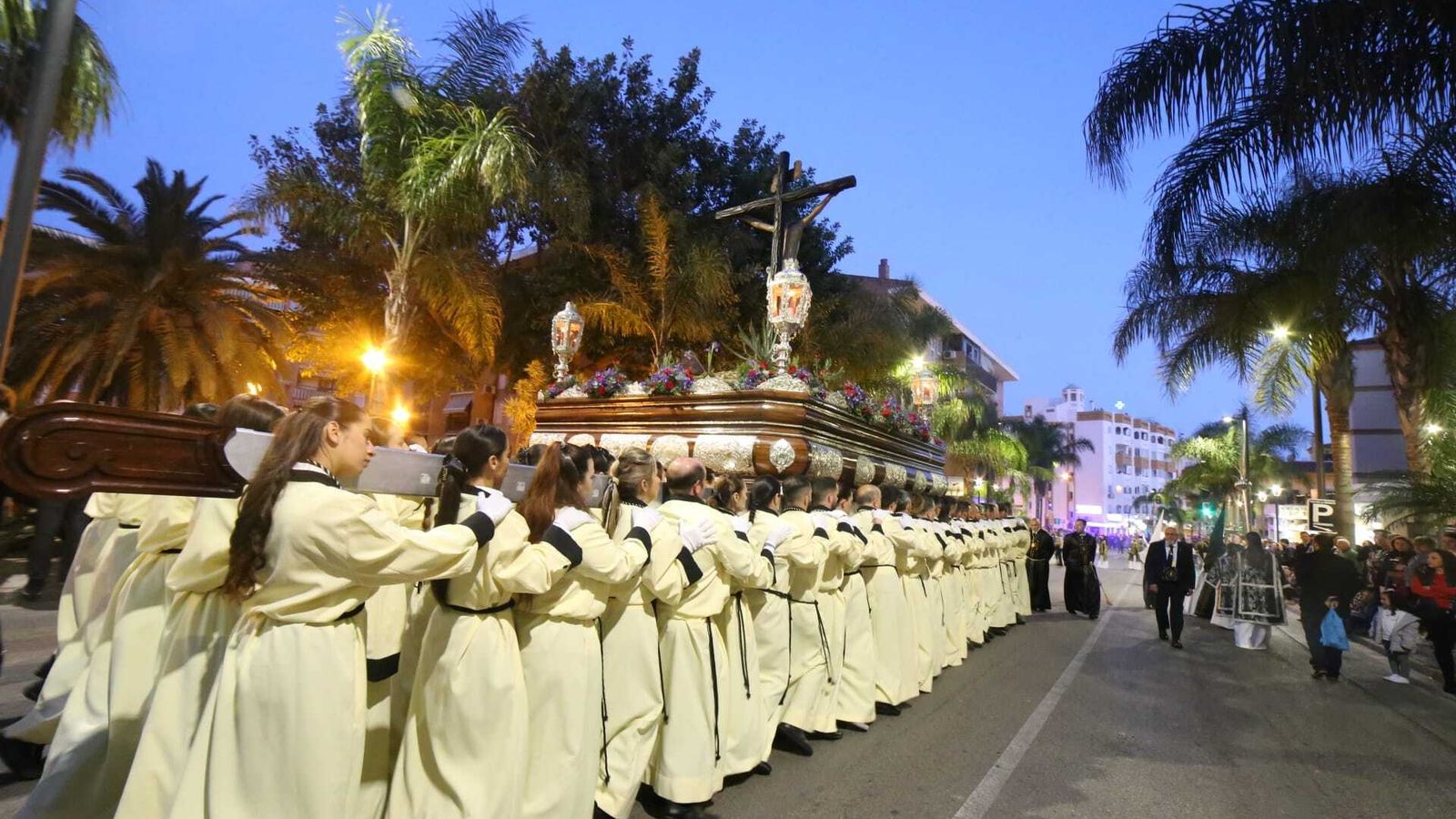 El trono del Santísimo Cristo de la Redención a su paso por Arroyo de la Miel.