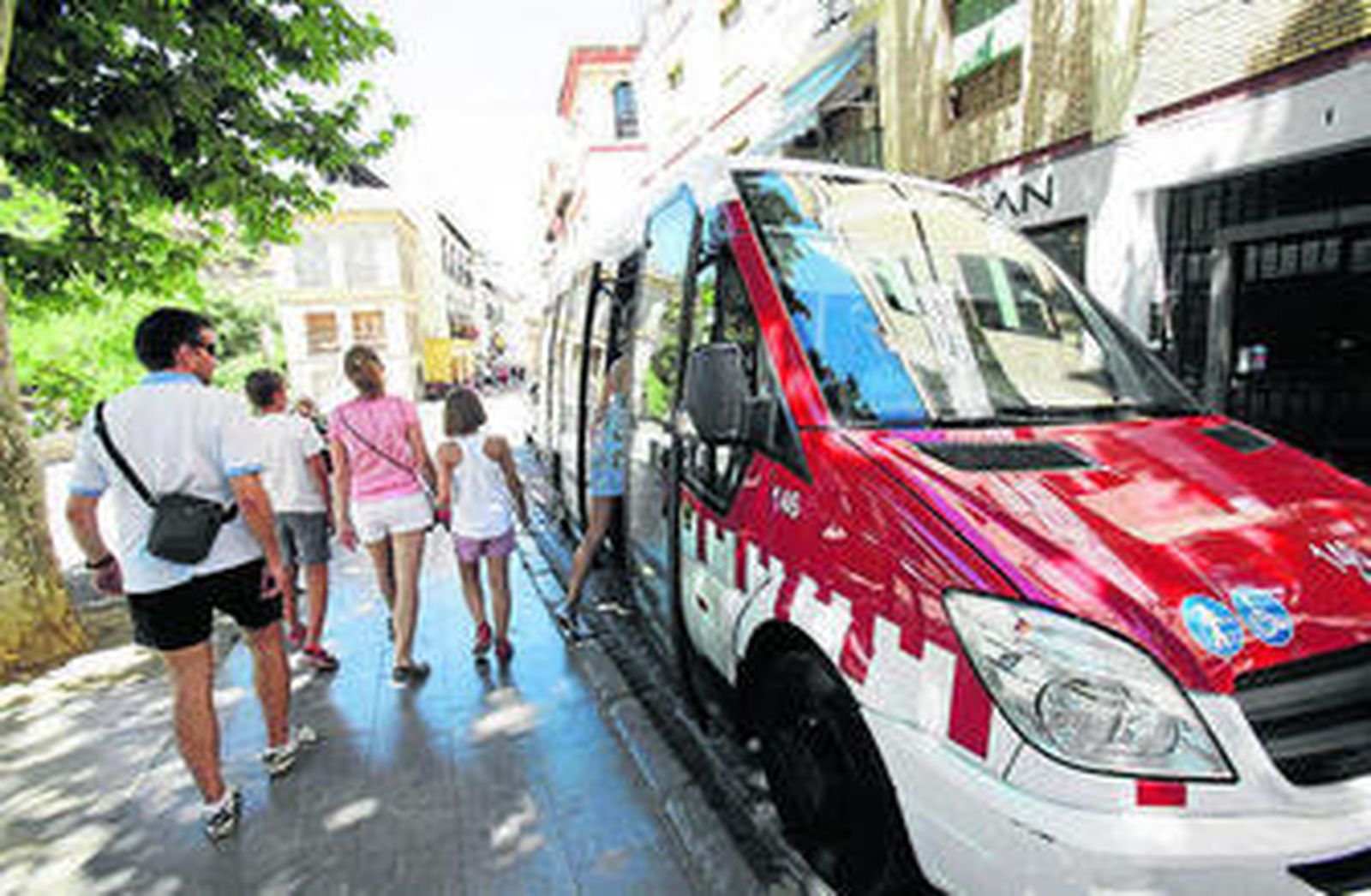 En horas punta, la Carrera del Darro concentra a más de 3.500 viandantes.
