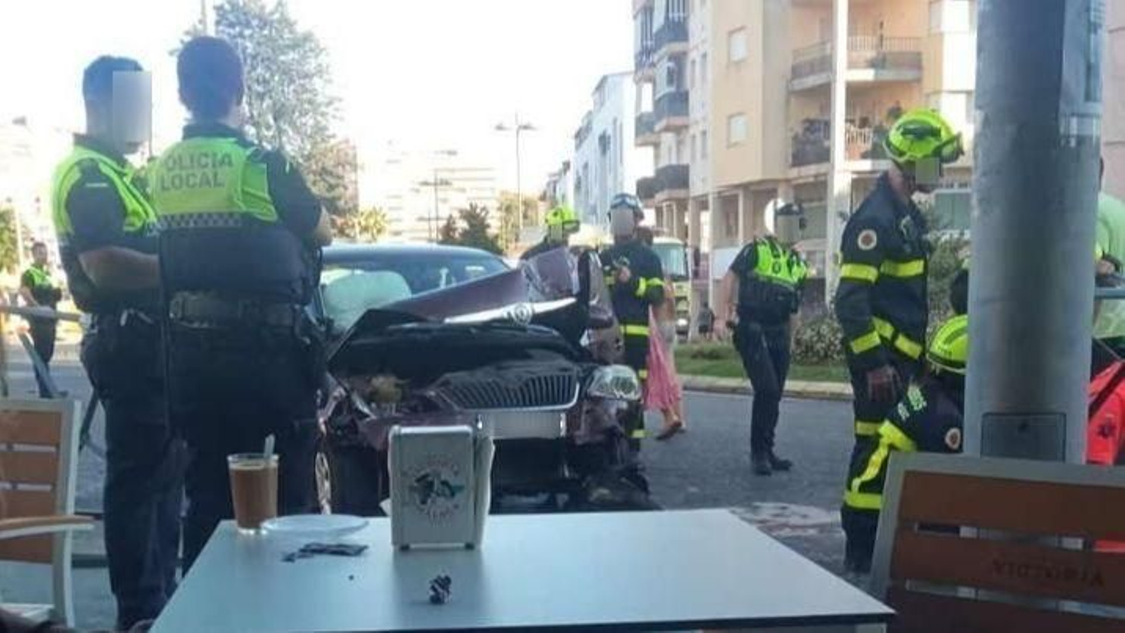 El vehículo accidentado visto desde la terraza del bar.