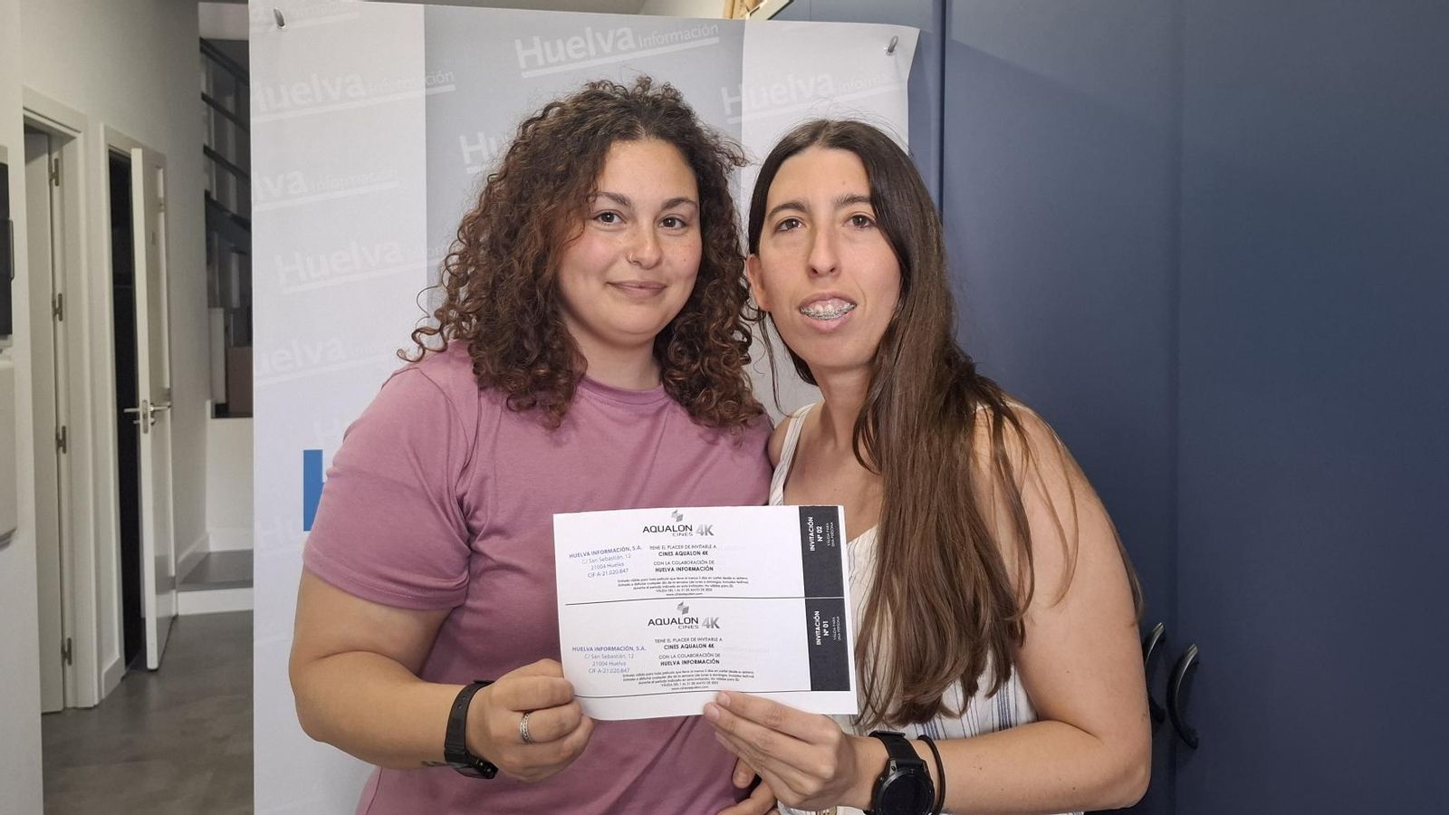 Rocío y Fabiola recogen en nombre de Manuel Díaz