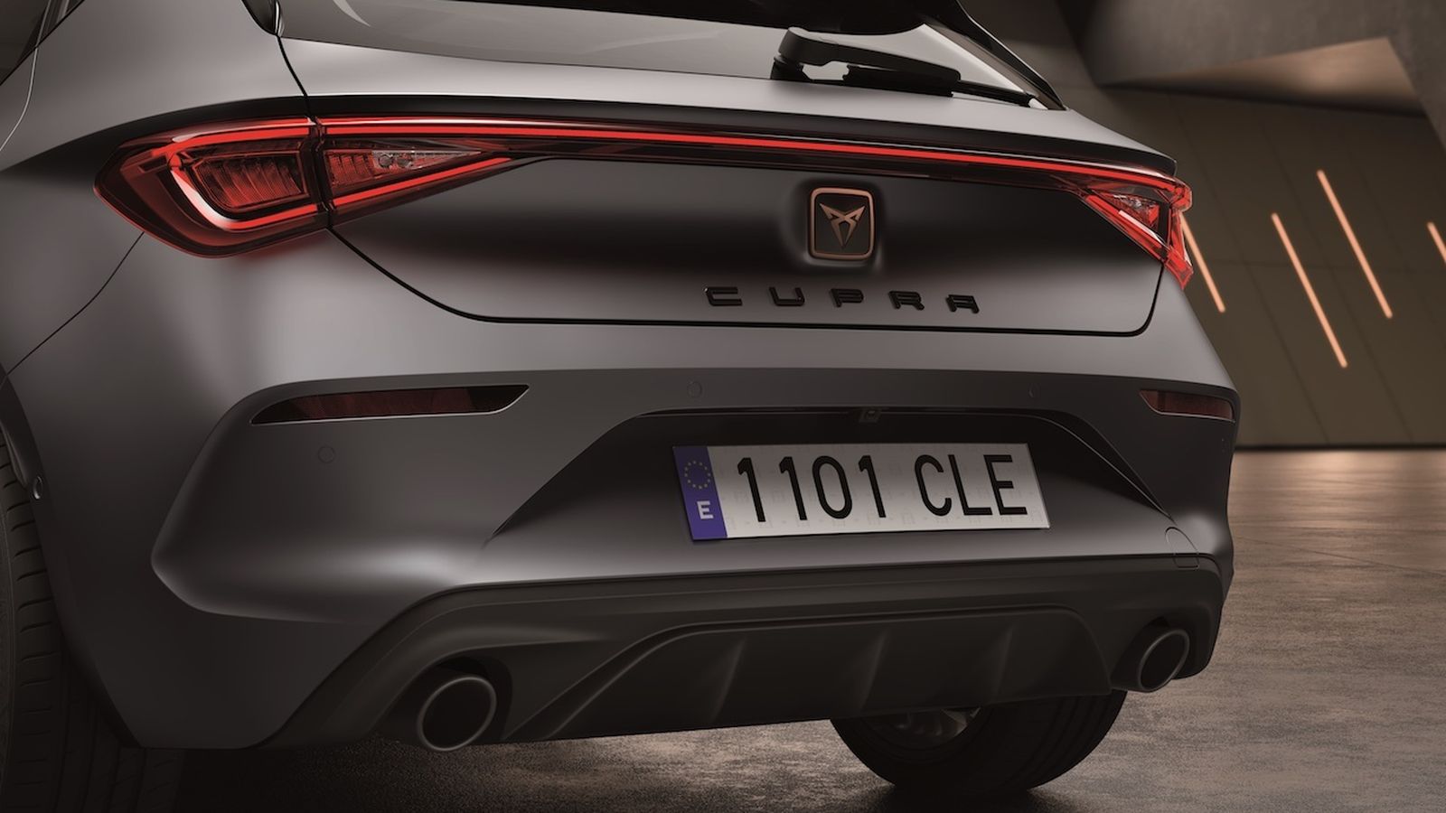 Destacan las dos salidas de escape visibles integradas a cada lado