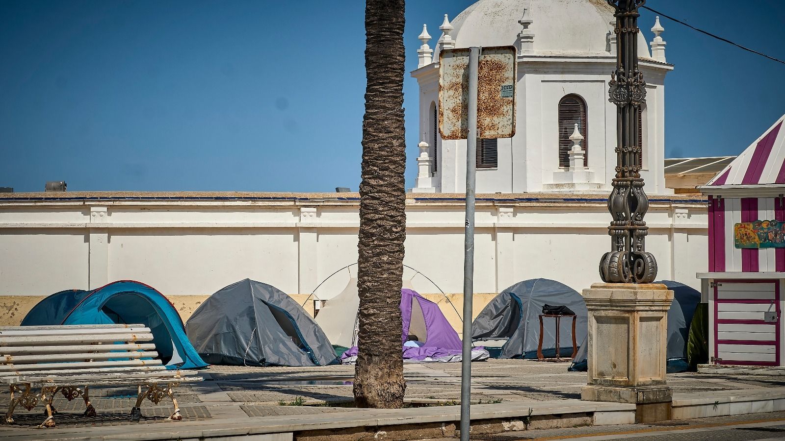 Los sin techo, en la tarde de ayer ocupando el paseo de la Caleta