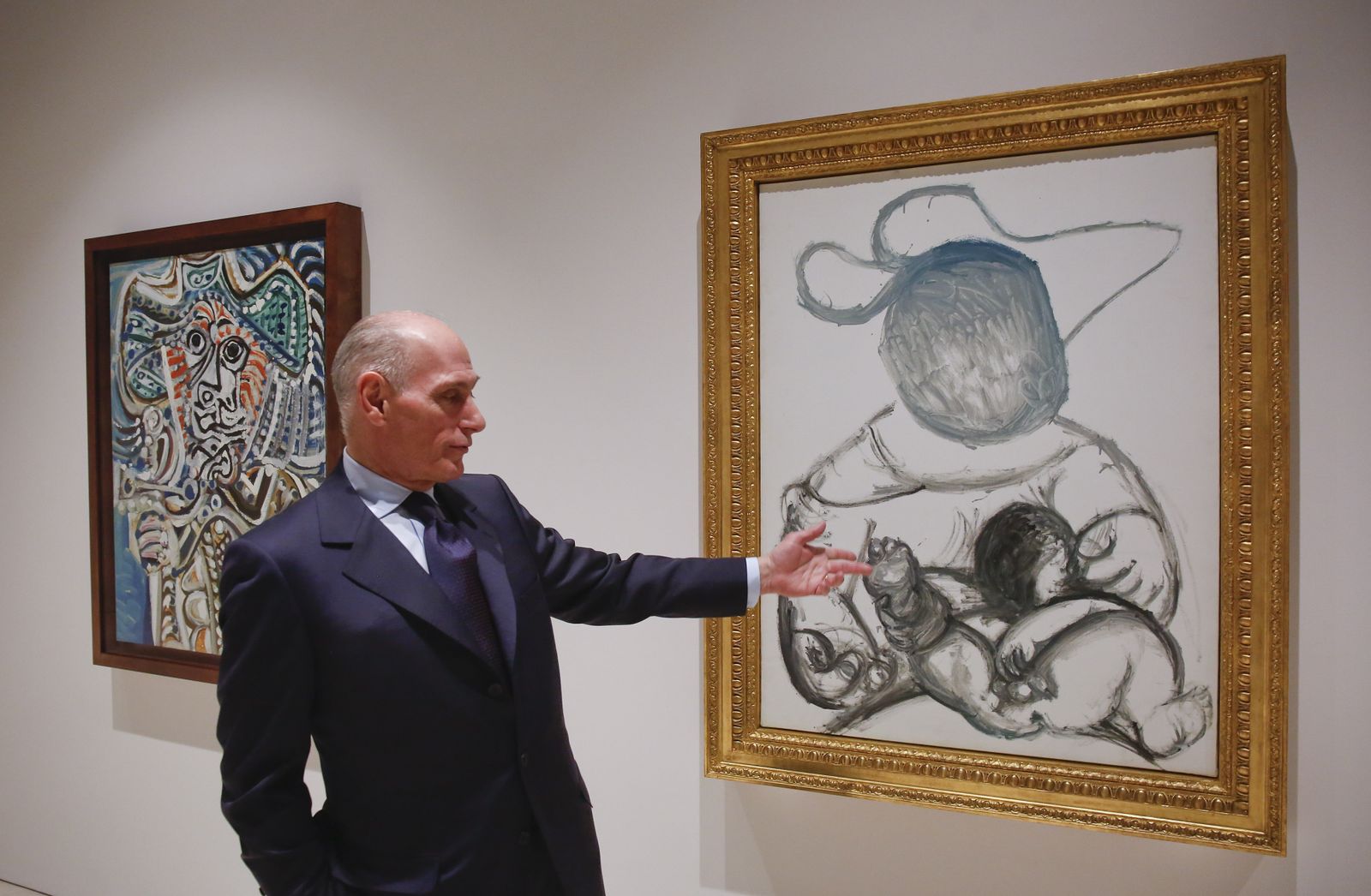 Bernard Ruiz-Picasso, junto a la ya instalada en sala 'Maternidad' (1970), una de las 166 obras de Pablo Picasso que se incorporan a la colección del museo.