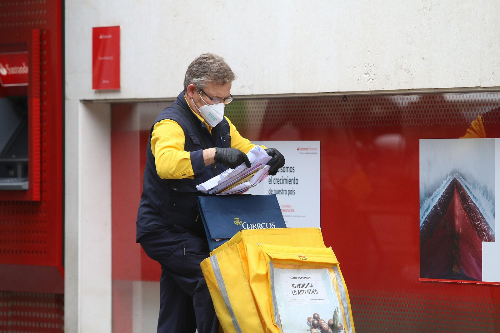 Un trabajador de Correos comprueba unos sobres. Un trabajador de Correos comprueba unos sobres.