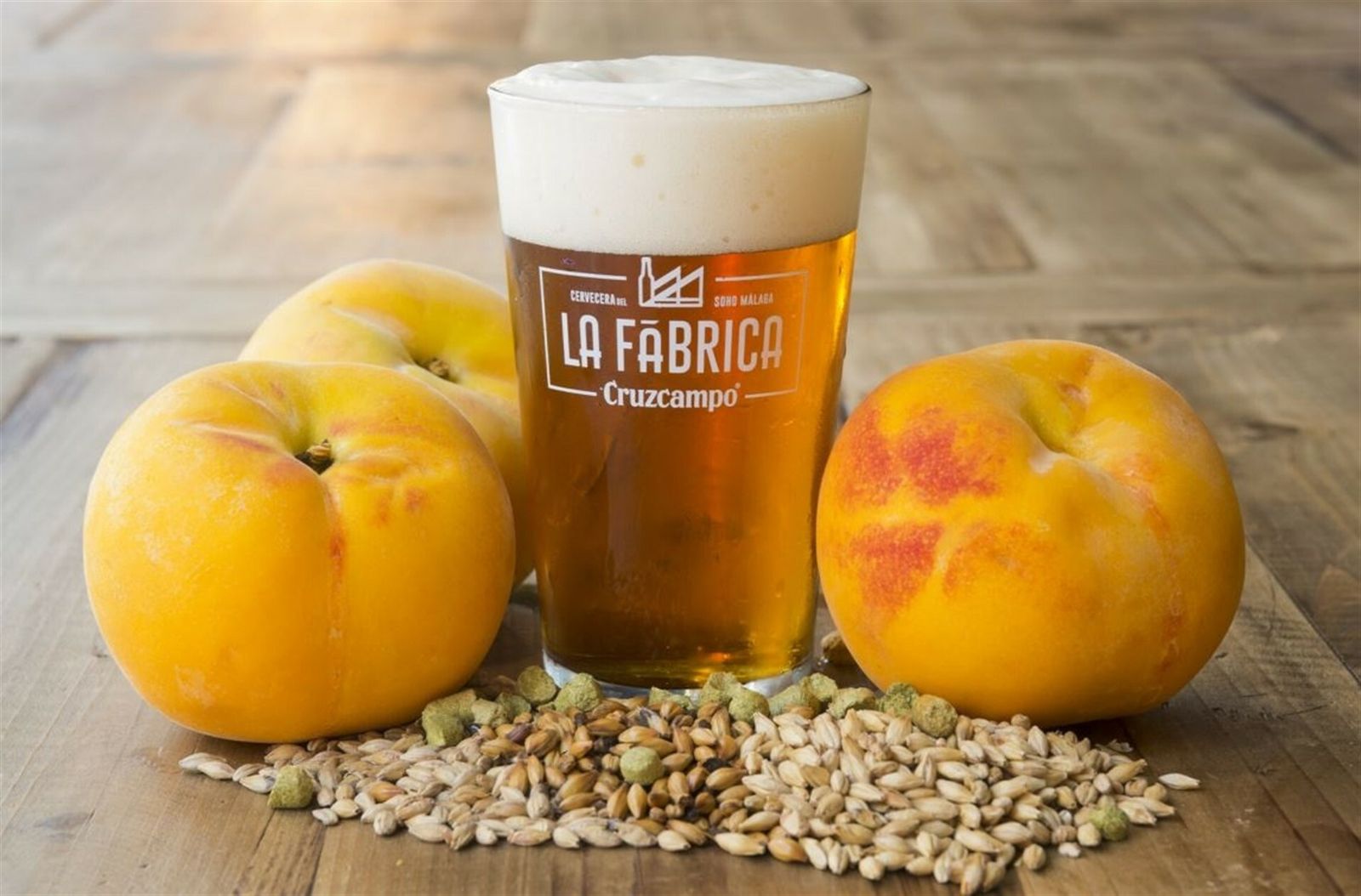La cerveza con melocotón de Cruzcampo.