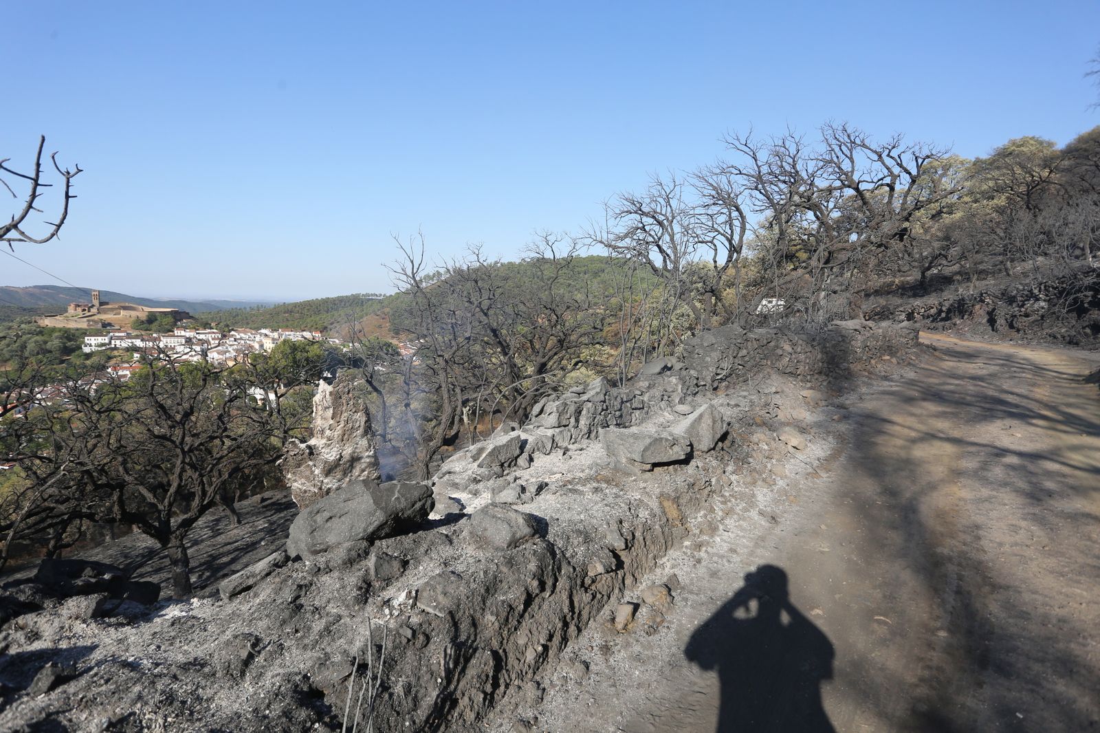 Imágenes del área afectada por el fuego del segundo día en el incendio de Almonaster