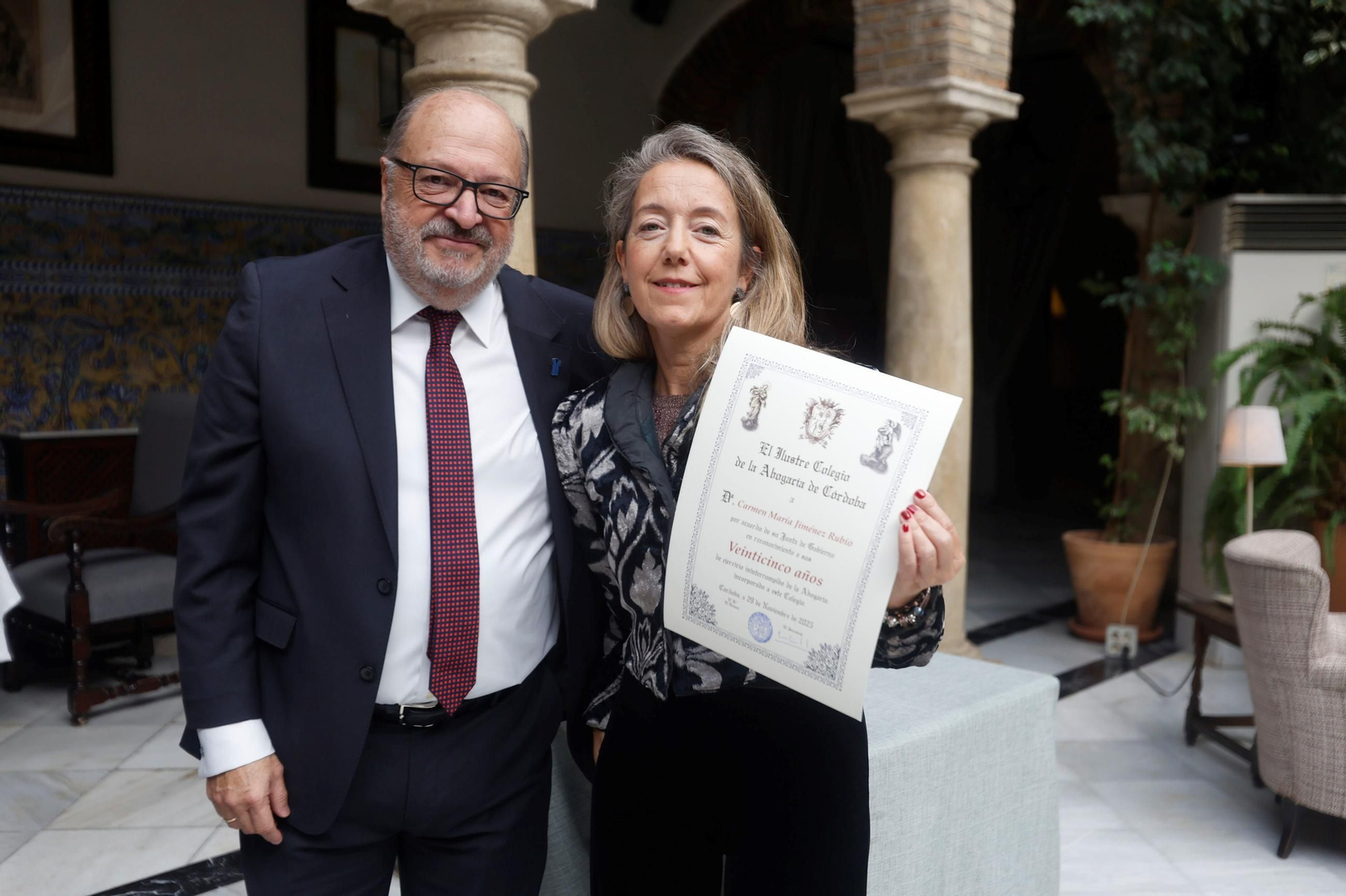 El Colegio de Abogados de Córdoba distingue a los colegiados que cumplen 25 y 50 años de ejercicio, en fotos
