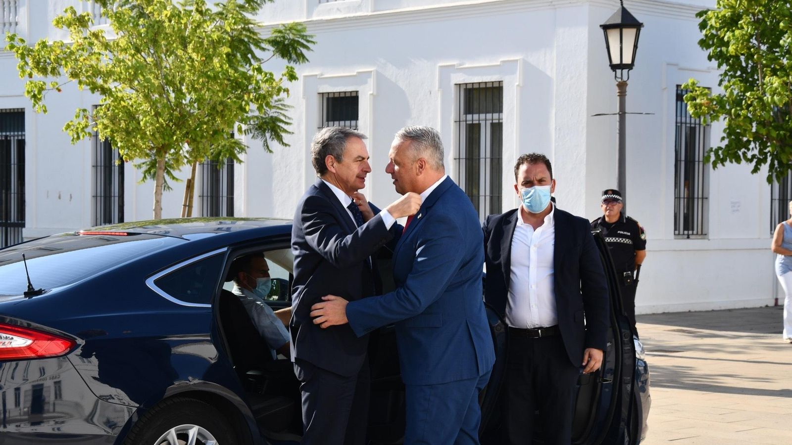 Llegada de Rodríguez Zapatero y saludo con Ruiz Boix