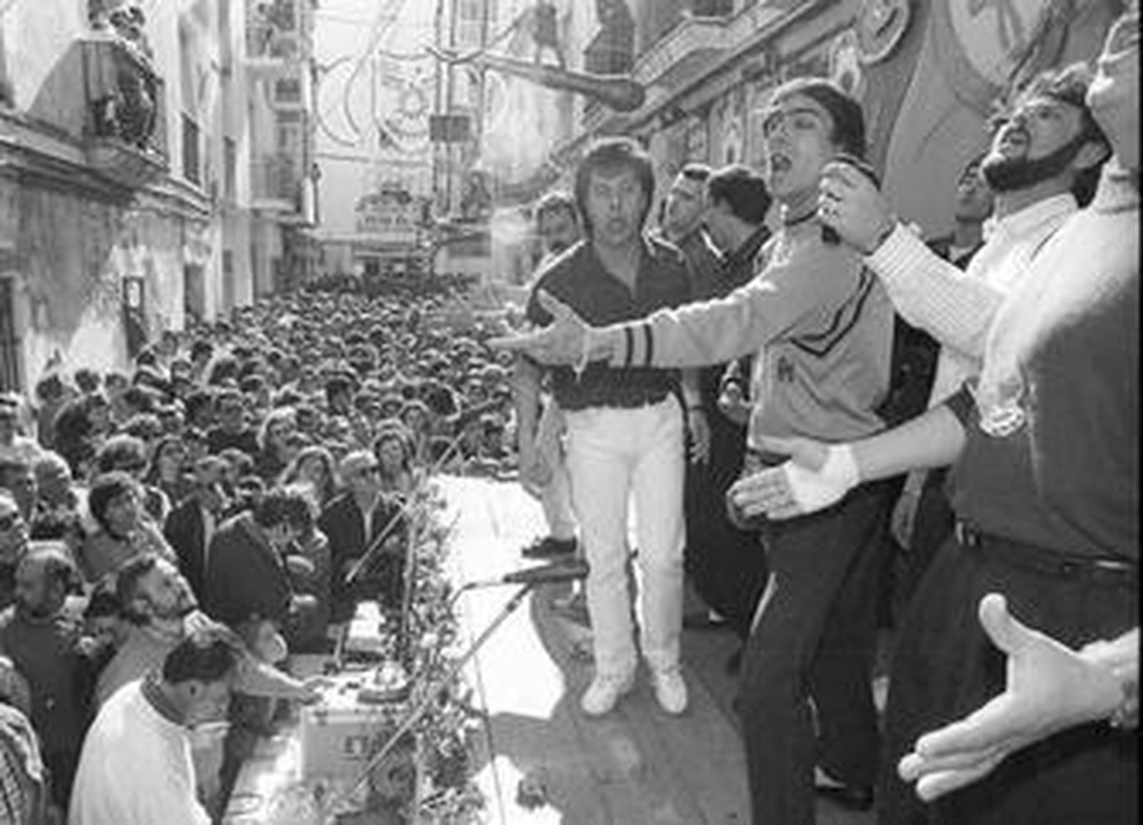 La comparsa de Joaquín Quiñones y Pepito Martínez 'Mississipi Club' canta en la Erizada Popular.