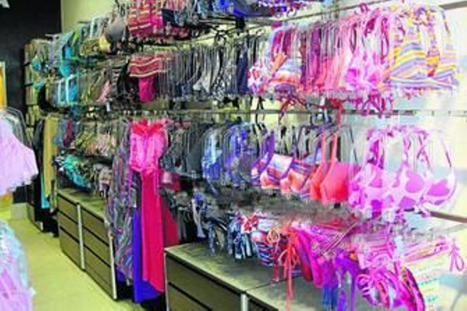 La colección de bikinis de temporada en la tienda de la calle Navarro Rodrigo.