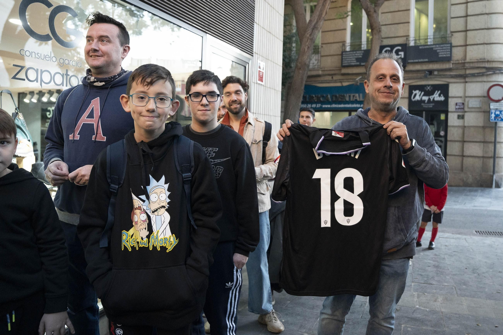 Las imágenes del encuentro con los aficionados de Monte y Bonini en el Paseo de Almería
