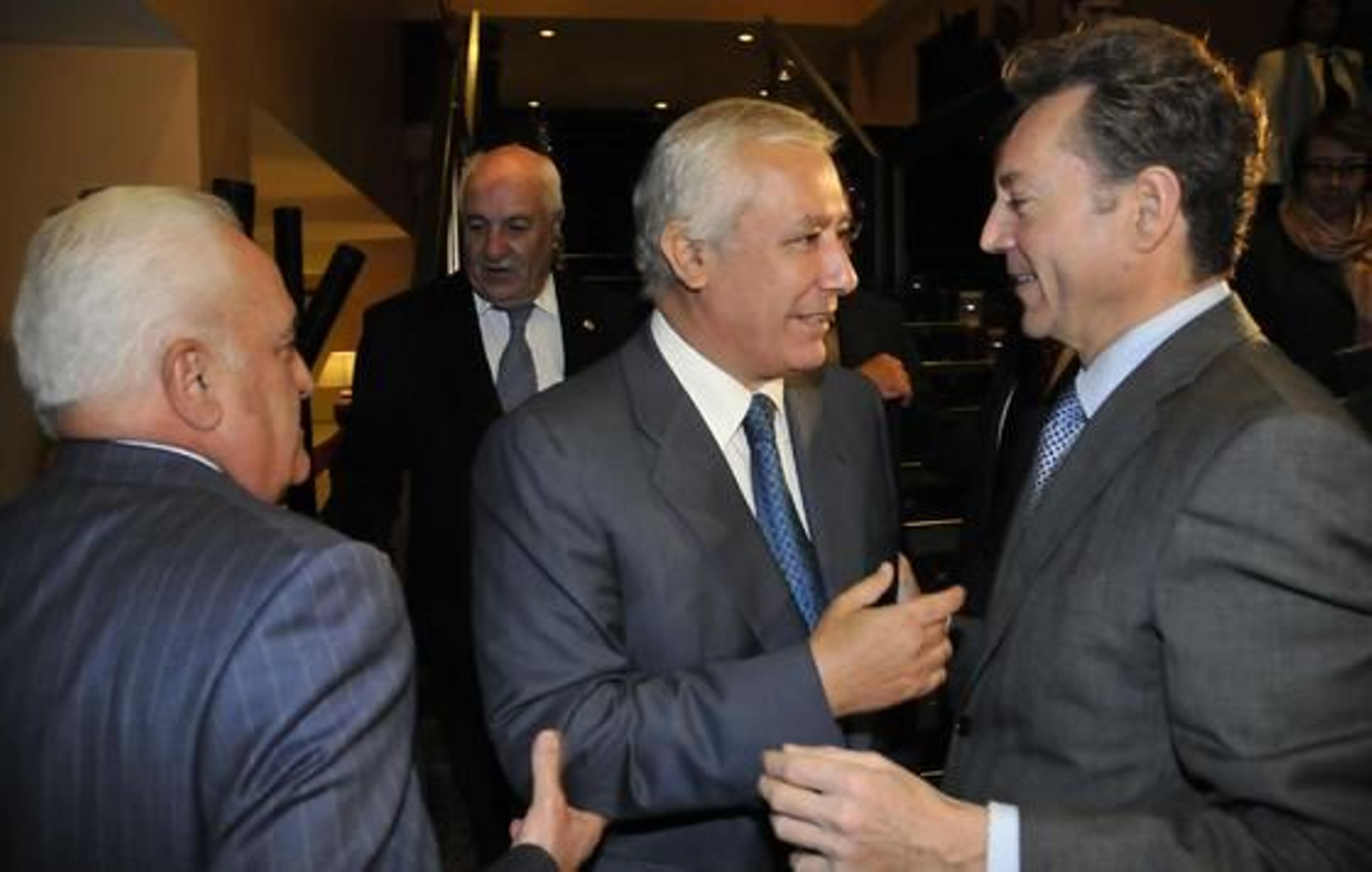 El presidente del Partido Popular andaluz, Javier Arenas, saluda a José Joly, presidente del Grupo Joly.

Foto: Juan Carlos Vazquez / Victoria Hidalgo