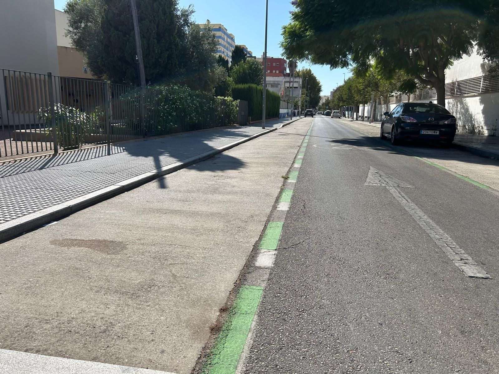 La calle Barbate se encuentra, noche y de día, desierta de coches, desde que pintaron sus bordillos de verde.