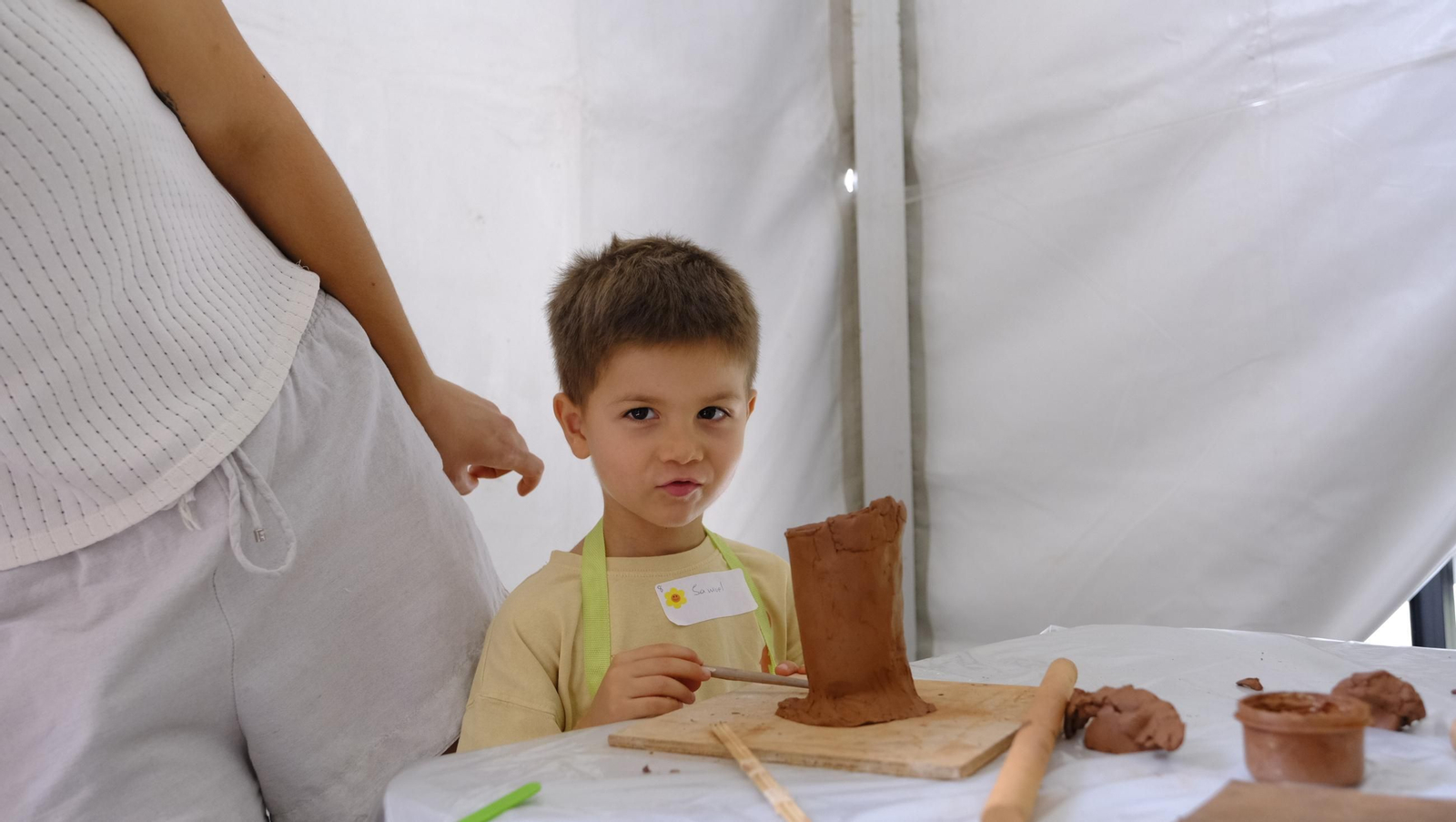 Las imágenes de los talleres familiares de cerámica en la Feria de Almería 2025