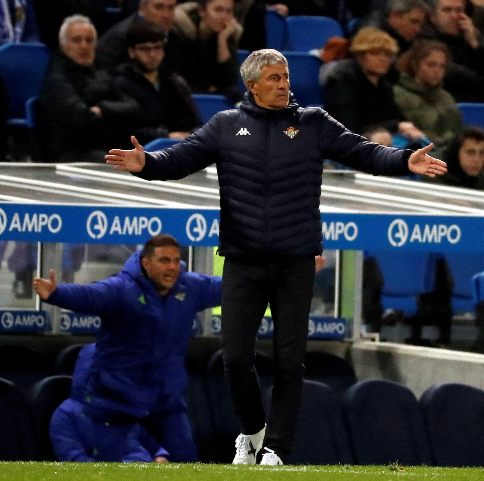 Setién gesticula durante un momento del encuentro