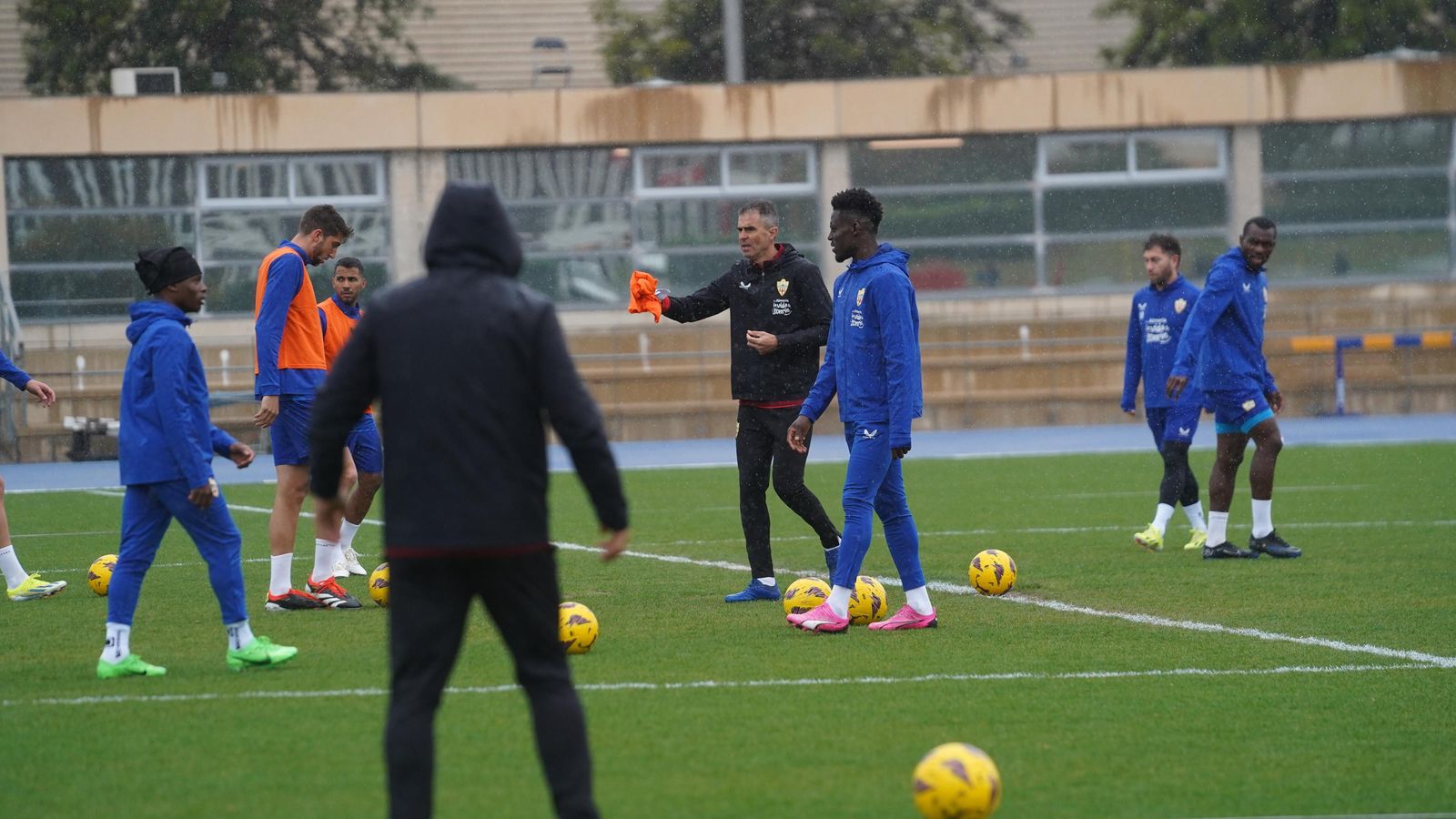 Gaizka Garitano reparte petos a los jugadores del equipo indálico.