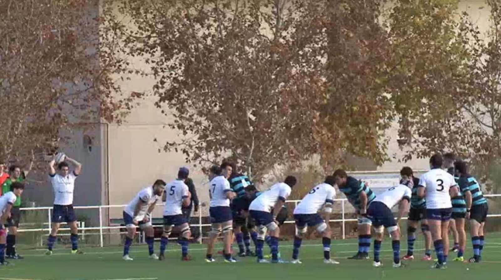 Un jugador del Ciencias pone el balón en juego.