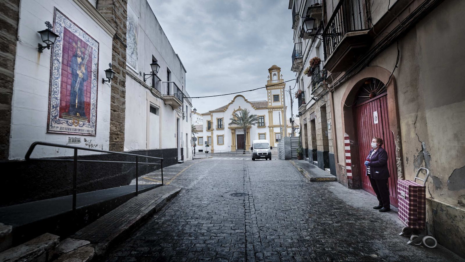 Una mujer reza ante la iglesia de Santa María.