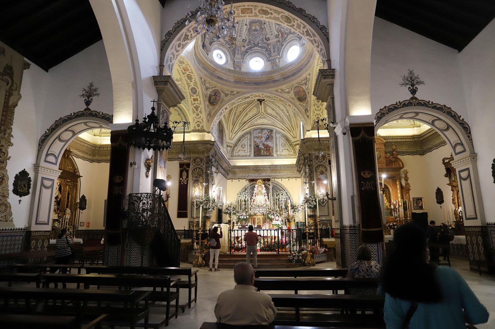 Imágenes de la Virgen del Rocío y sus nuevas andas