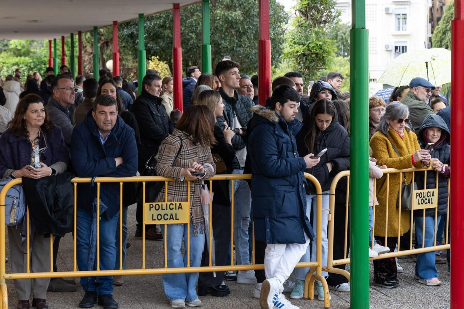 La temida lluvia impide el desarrollo normal de este Martes Santo