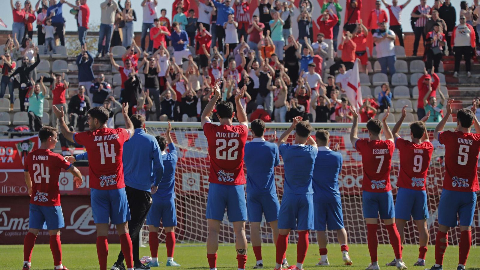 Los jugadores del Algeciras aplauden al Fondo Sur.