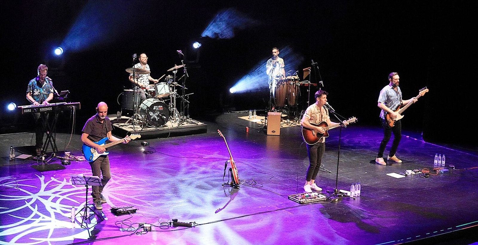 Más de hora y media estuvieron ‘Dos días en la vida’ recordando la música de Pau Donés en el Teatro Auditorio de Roquetas de Mar.