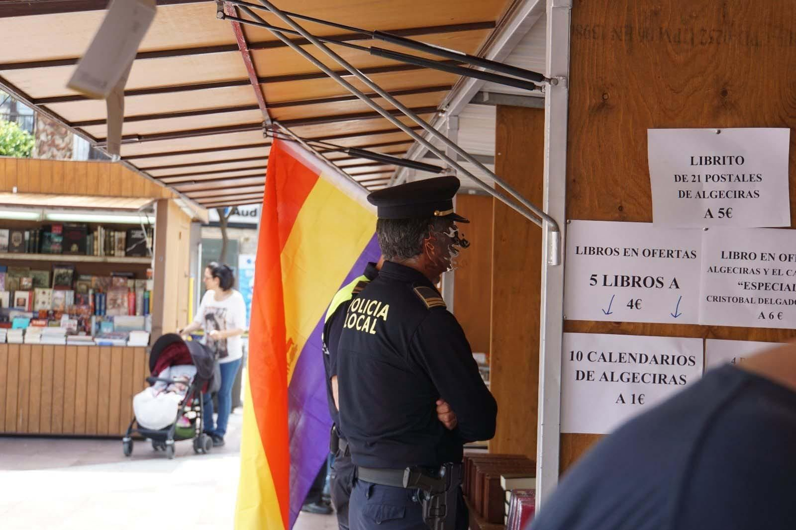 La Policía Local, en el momento de ordenar la retirada de la bandera republicana del 'stand' del Foro.