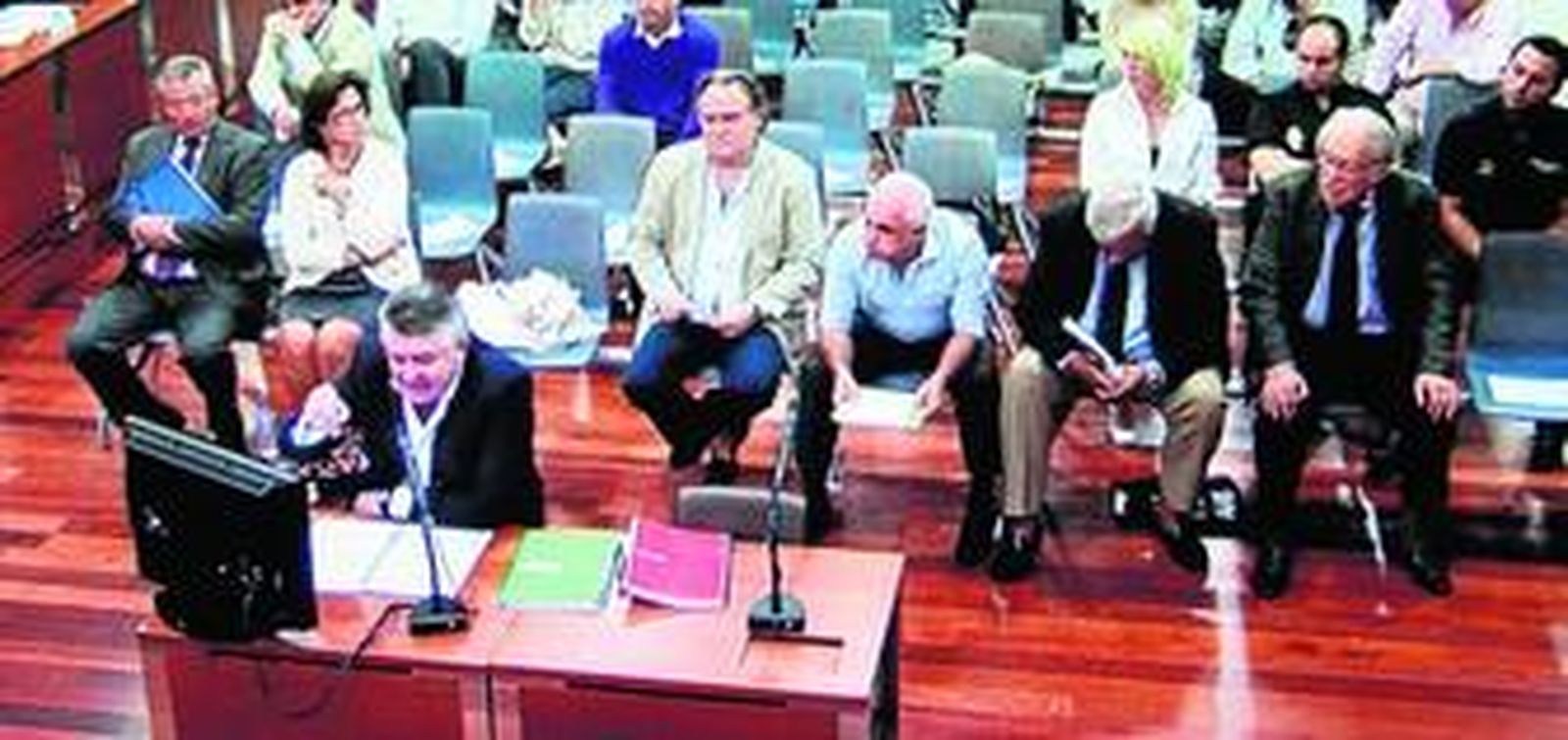 Los procesados en el tercer bloque del caso Malaya, ayer, escuchan la declaración del principal imputado, Juan Antonio Roca con su mujer detrás.