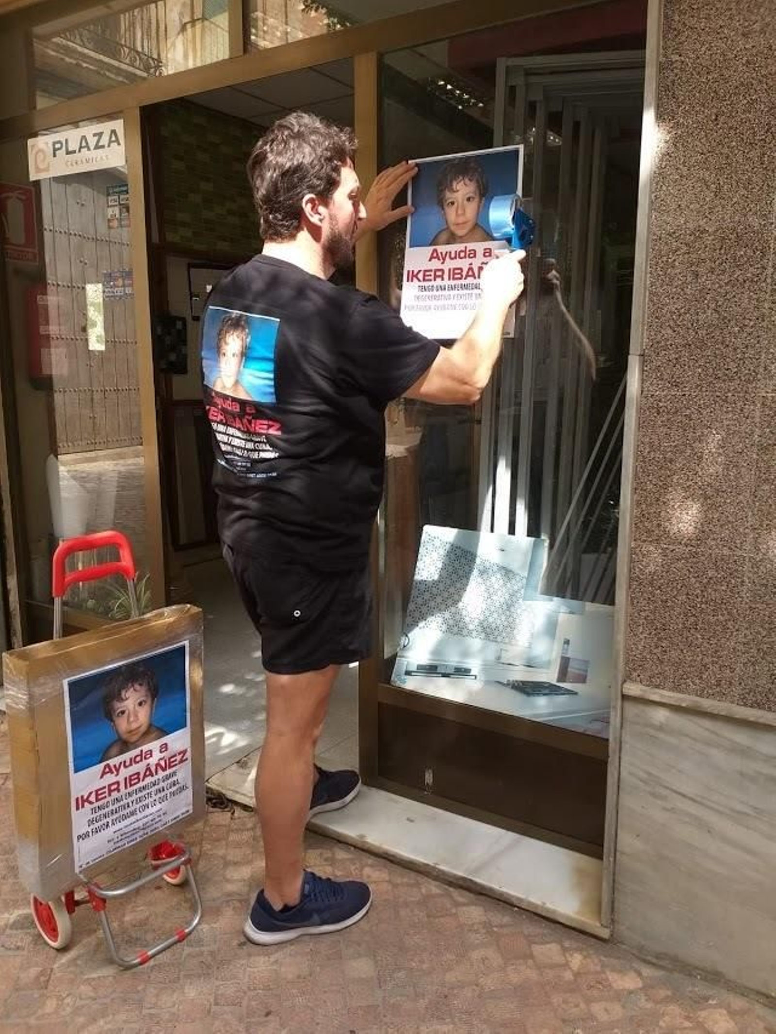 José Luis Ibáñez pegando carteles de su hijo por toda la ciudad.