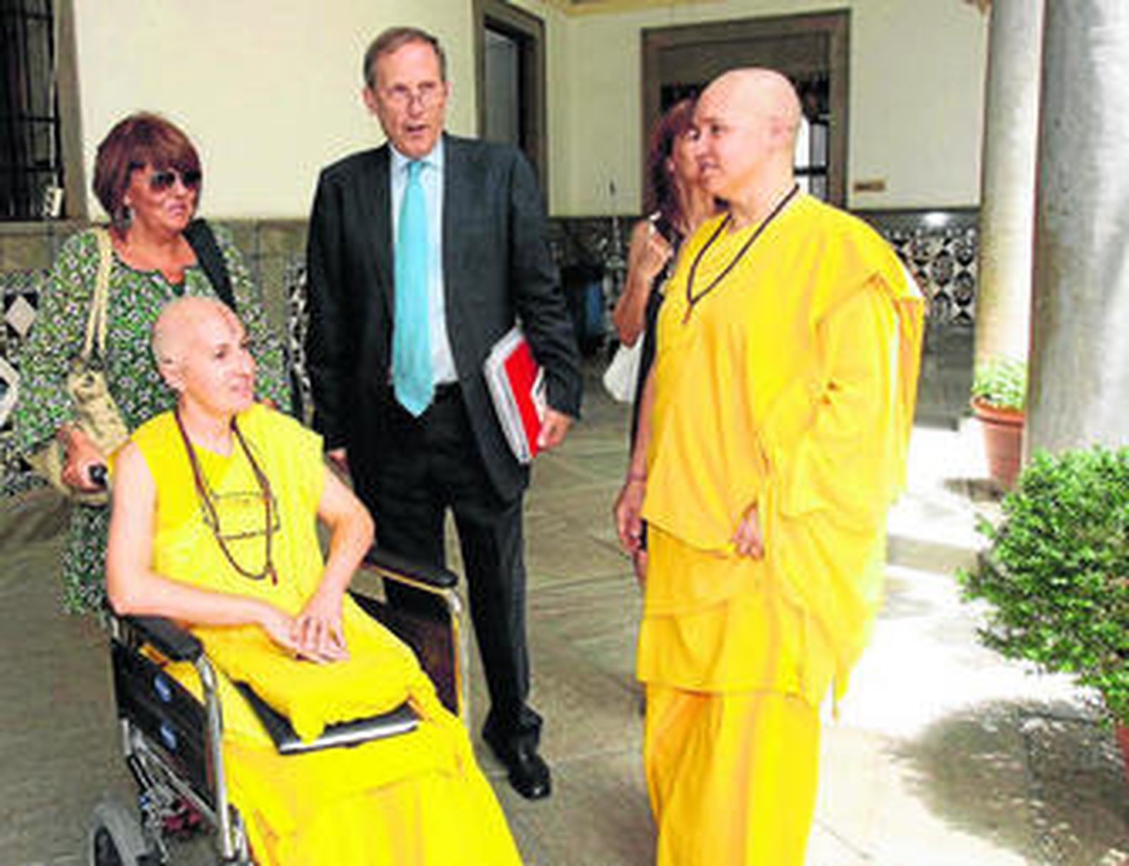 Dos de las acólitas de la secta, con el Defensor del Ciudadano en Granada, Melchor Saiz-Pardo.