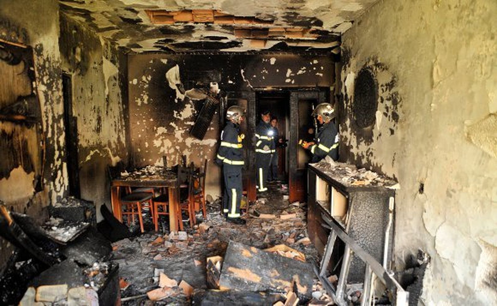 Dos afectados y 15 desalojados tras el incendio en una vivienda de Arcos