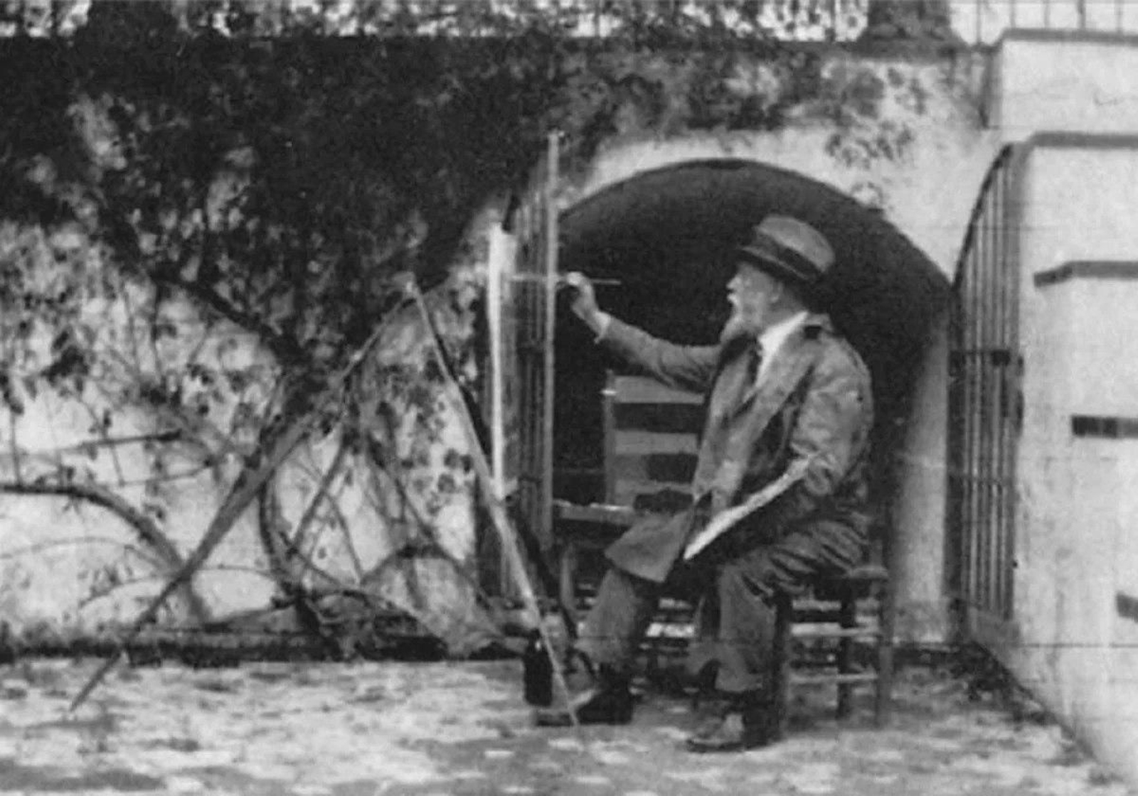 Sorolla pintando en el Alcázar de Sevilla. Sorolla pintando en el Alcázar de Sevilla.