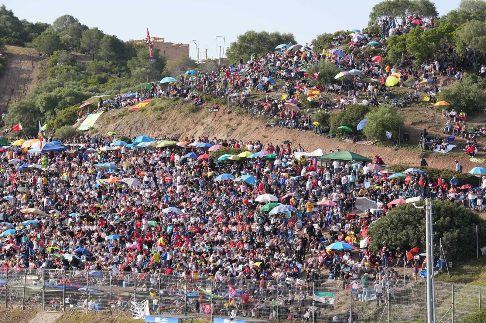 Neveras, cerveza muy fría y sombrillas para combatir al calor en el Gran Premio de España en Jerez