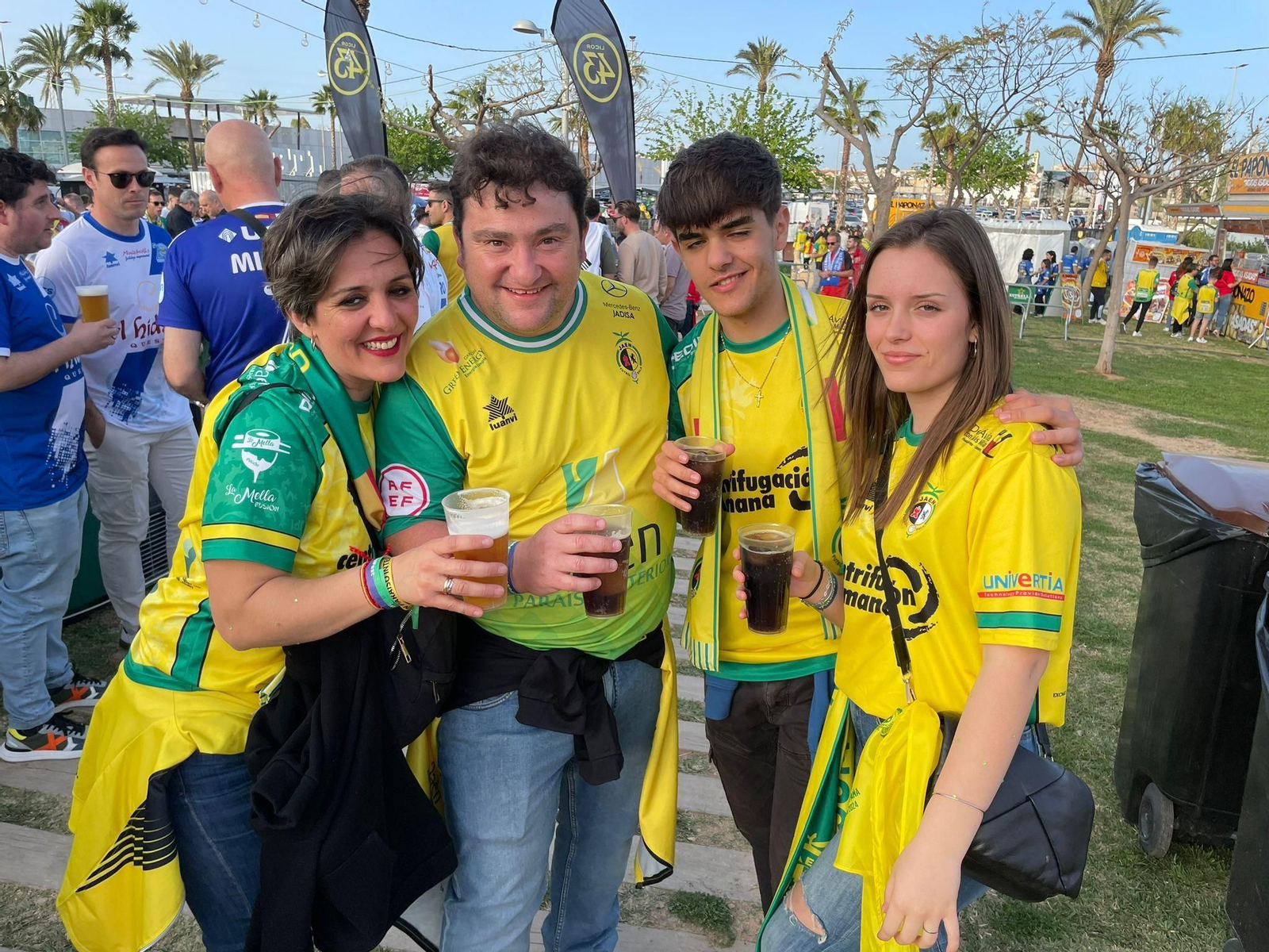 Fotogalería | La afición del Jaén Paraíso Interior FS tiñe Cartagena de amarillo