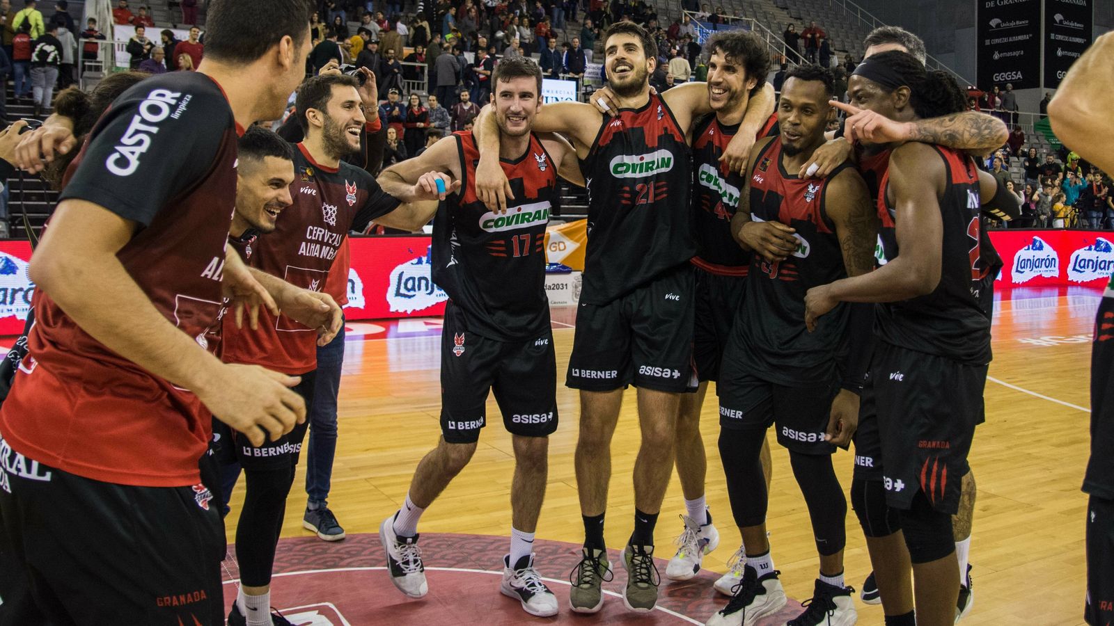 Los jugadores del Covirán, felices tras el triunfo