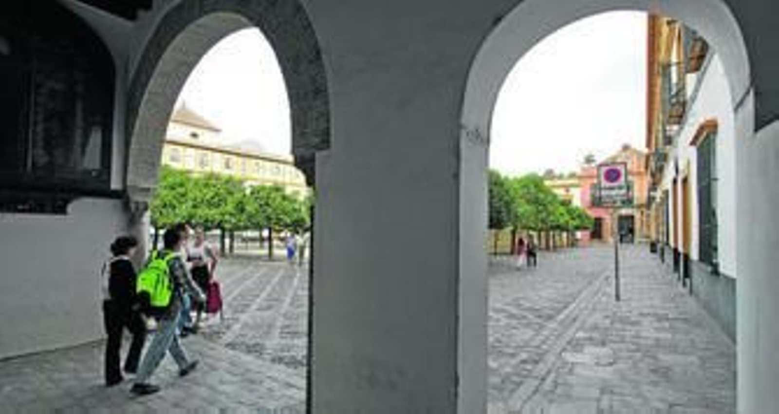 Aspecto general del Patio de Banderas, donde la mayoría de las casas siguen siendo propiedad del Estado. Aspecto general del Patio de Banderas, donde la mayoría de las casas siguen siendo propiedad del Estado.