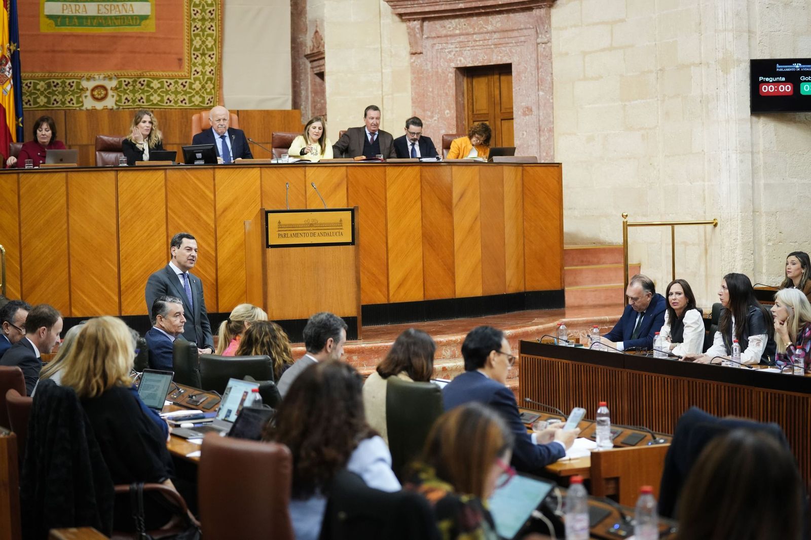 Juanma Moreno se dirige a los portavoces durante la sesión de control al Gobierno de este jueves.